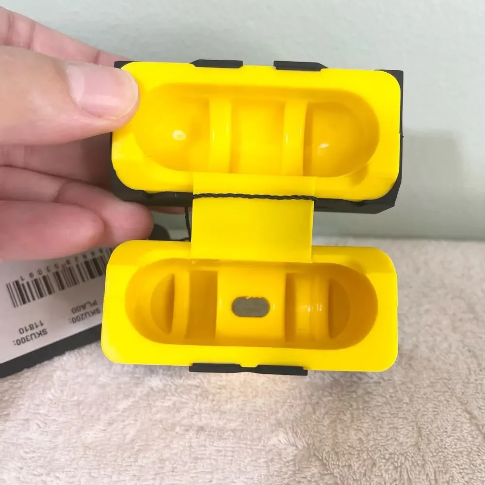 Off-White Silicone Arrow 2nd Generation Airpod Case nwt